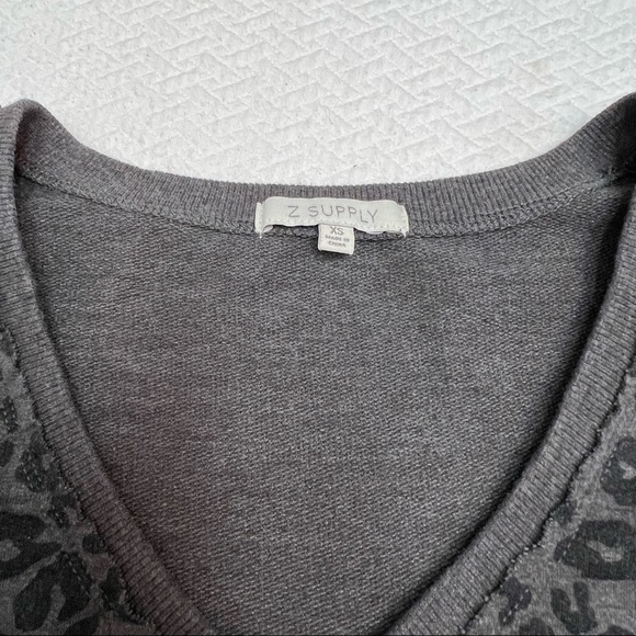Z Supply Black/Grey Leopard Print French Terry V-Neck Sweatshirt Size XS - Picture 10 of 13